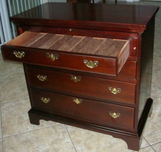 CRAFTIQUE 4 Drawer Solid Mahogany Chippendale Bachelor ' s Chest W/ Pull Out Tray 6