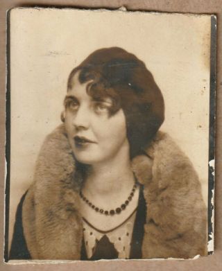 A310 - Pretty Flapper Lady In Photo Booth - Old Vintage Photo Snapshot