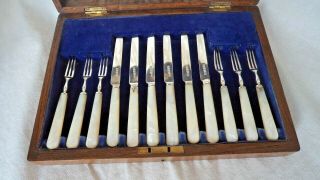 GEORGE V 1922 SOLID SILVER & MOTHER OF PEARL OAK CASED CUTLERY SET – SCARBOROUGH 2