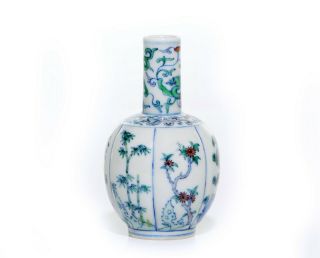 A Fine Chinese Doucai Porcelain Vase 2