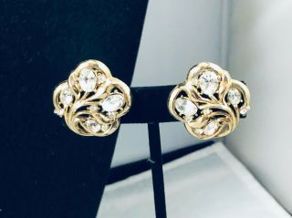 Vtg.  Crown Trifari Clear Oval Rhinestone Gold Tone Flower Clip On Earrings