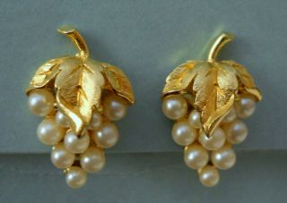 Vintage Crown Trifari Goldtone Faux Pearls Grape Cluster Clip Earrings Euc