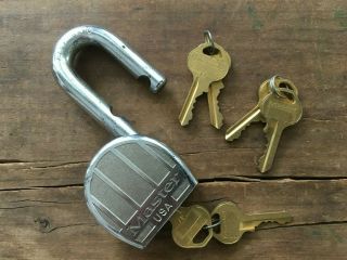 Master Lock Co.  No 220 W/ 6 Keys Made In Milw. ,  Wi Usa Vintage Padlock