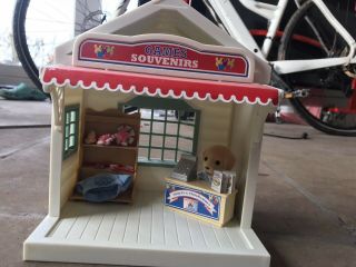 Sylvanian Families: Rare Souvenir Shop With Extra Figurine And Furnishings