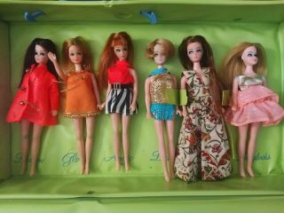 Vintage 1970 Dawn And Her Friends Doll Case With 6 Dolls Clothes/accessories.