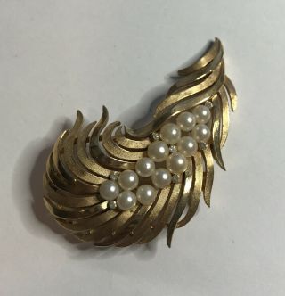 Vintage Crown Trifari Floral Gold Tone Leaf/feather Brooch Pin Faux Pearls