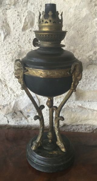 Ancienne Lampe à Pétrole Pietement Bronze Antique Têtes De Belier,  Haut 30 Cm