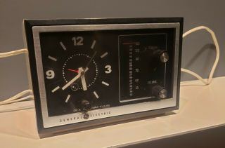Vintage General Electric Alarm Clock Am Radio Beige Model 7 - 4725 A