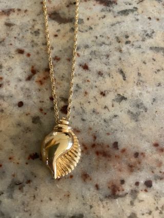 Gorgeous Vtg Designer Signed Monet Gold Tone Sea Shell Necklace