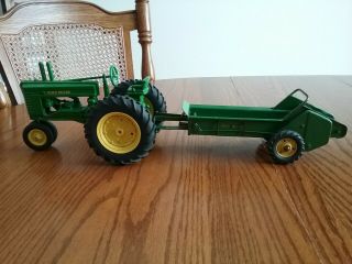 john deere antique tractor A 1/16 with a Carter long lever spreader Die Cast 2