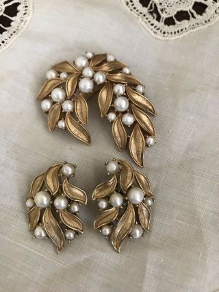 Vintage Trifari Signed Faux Pearl Brooch Pin And Clip - On Earrings Set