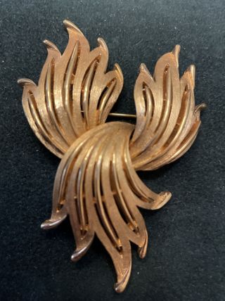 Vintage Jewelry Brooch Pin Crown Trifari Gold Tone Metal