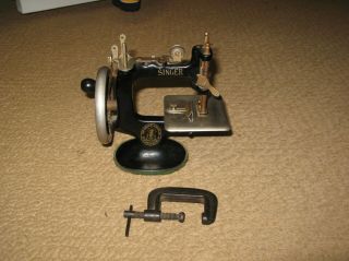 Vintage Singer Childs Toy Metal Hand Crank Sewing Machine Model 20