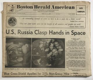 Vintage Newspaper July 18 1975 Apollo Soyuz Link Us/russia Clasp Hands In Space
