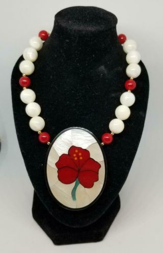 Vintage Lee Sands Red & White Quartz Beaded Necklace W/a Mop Floral Pendant.