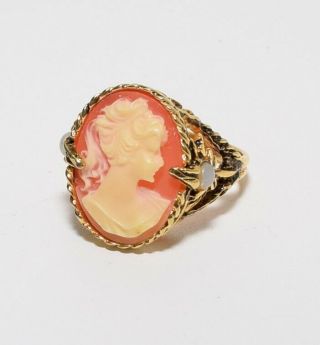 Gold Tone Ladies Resin Cameo Ring Size 8.  25 Unsigned Vintage Costume Jewelry