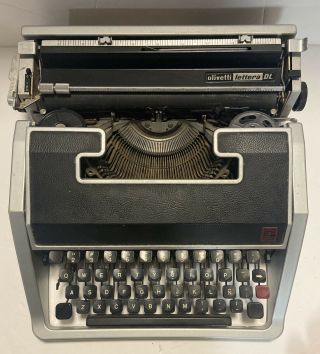 Vintage Olivetti Underwood Lettera 33 Portable Typewriter w/ Red Case 2