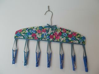 Vtg Cloth Flowered Wooden Clothes Pin Laundry Hanger (7 Pins),  Pretty,  Delicates