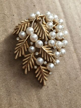 Vintage Trifari Fashion Jewelry Gold Tone Berries Bunch Brooch Pin Faux Pearl