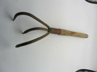 Vintage Ames Metal 3 Prong Garden Claw Hand Tool 15.  75 " Long