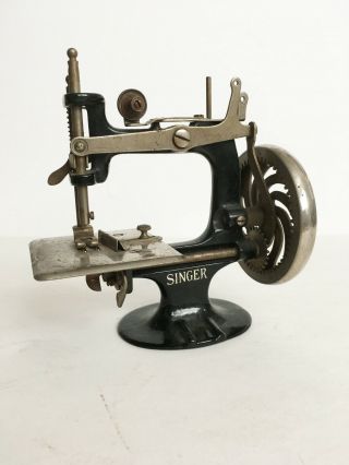 Vtg Antique Miniature Singer Sewing Machine Childs Salesman Sample Hand Crank