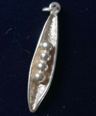 Pretty Vintage Sterling Silver Peas In A Pod Pendant