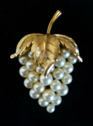 Vintage Crown Trifari Gold - Tone And Faux Pearl Grape Bunch Cluster Brooch