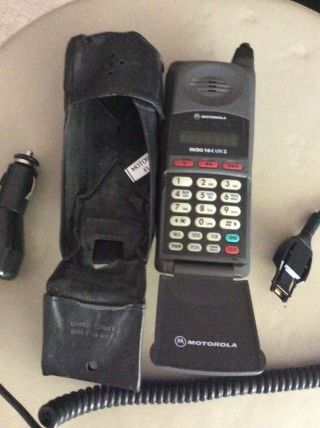 VTG.  Motorola Micro T.  A.  C Lite II Flip Cell Phone w/ Leather Case & Car Adapter 2