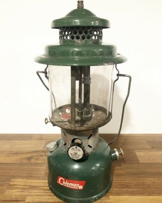 Vintage 1961 Coleman Lantern Model 220e With Pyrex Globe Dated 10/61