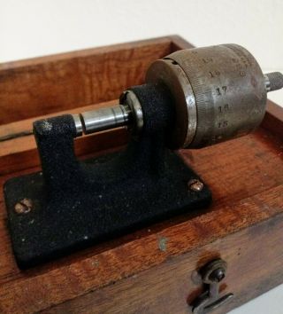 RARE ANTIQUE BROWN & SHARPE PROVIDENCE R.  I.  MICROMETER MOUNTED WOODEN BOX 0 - 19 2
