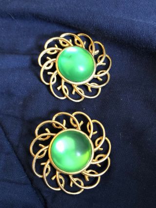 Vtg 1 1/2” Wide Gold Tone Cabochon Clip Earrings W/ Emerald Green Lucite “xya”