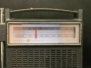 Vintage General Electric Solid State AM FM Portable Radio GE 7–2810F 2