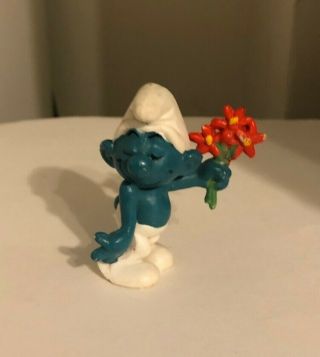 Vintage Peyo Shy Smurf With Flowers Figure Pvc Schleich,  1978
