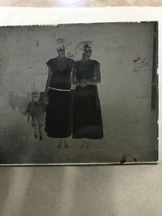 Vintage Glass Negative Slide Picture Of 2 Women And Child D27