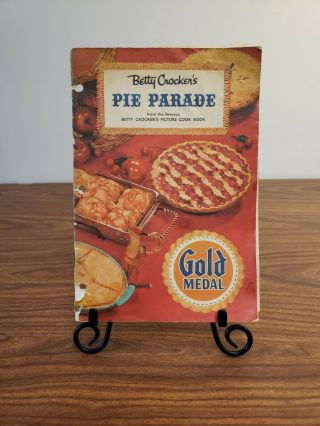 Vintage 1957 Betty Crocker Pie Parade Cookbook Soft Cover Illustrated Gold Medal