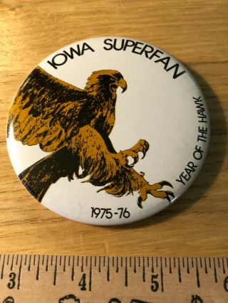 RARE 1975 SUPERFAN 323/500 IOWA HAWKEYES FOOTBALL HOMECOMING BADGE PIN EXC COND 2