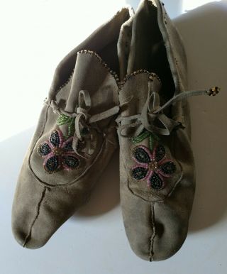 Vintage Native American Ladies Mocassins W Beaded Flower Designs