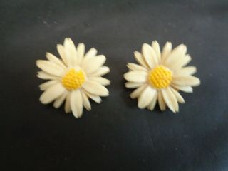 Vintage Signed Sarah Cov White & Yellow Plastic Daisy Flower Earrings