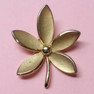 Elegant Vintage Crown Trifari Flower Leaf Gold Tone Pin Brooch