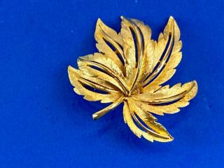 Vintage Jj Jonette Textured Brushed Goldtone Metal Modernist Leaf Brooch Pin