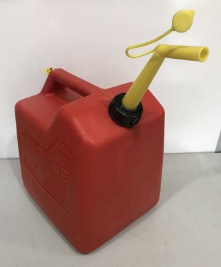 Vintage Chilton Gas can 6 gallon mod P60 vented with Brass screened spout 2