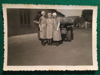 Foto Antik Vintage Frauen Woman Landwirtschaft Bäuerin Traktor Kopftuch Mode Alt