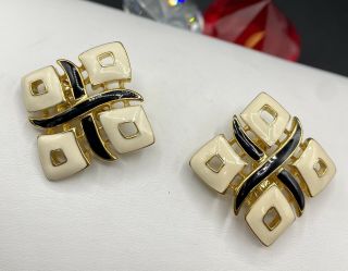 Vintage Trifari Tm Gold Tone Black White Xo Enamel Cutout Clip Earrings