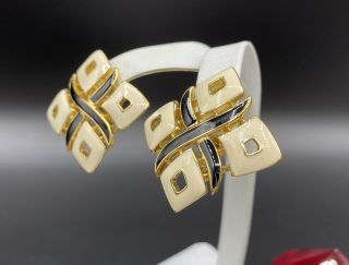 Vintage TRIFARI TM Gold Tone Black White XO Enamel Cutout Clip Earrings 2