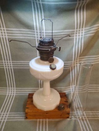 Vintage Aladdin Off - White Lincoln Drape Oil Lamp; Nu Type,  Model B W/spider