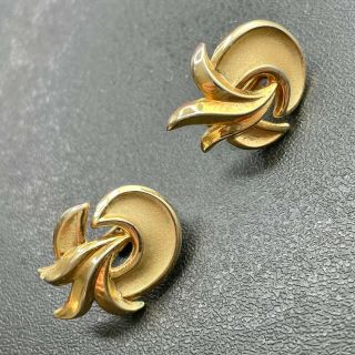 Signed Trifari Vintage Gold Tone Leaf Flower Retro Clip Earrings 936