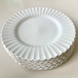 (8) Vintage J & G Meakin Classic White Scalloped Dinner Plates 10 " 5.  99/ea.