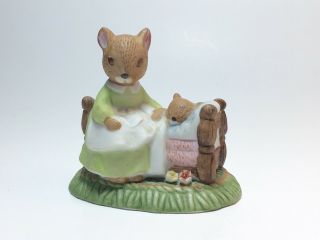 Vintage •1976• Enesco Figurine Mother Mouse Reading With Baby In Bed E - 8705