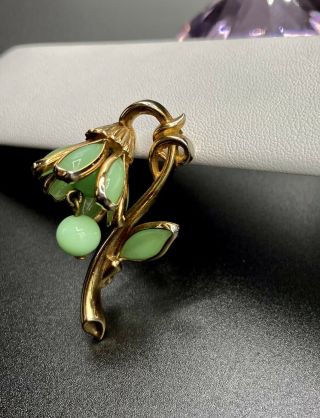 Vintage CROWN TRIFARI Green Poured Glass Flower Brooch Gold Tone Pin 1950 ' s 2