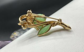 Vintage CROWN TRIFARI Green Poured Glass Flower Brooch Gold Tone Pin 1950 ' s 3